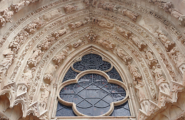 포토 JPG 해외이미지 유럽 벽 조각 창문 유리 사람없음 건물 숫자 성당 교회 프랑스 바위 중세 묘사 활 타운 고딕 해외202004 해외포토 문자 건축물 나라 종교건축 재질 돌_바위 도시 역사 파일형식 이미지허브