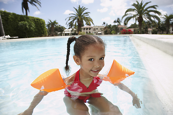 포토 JPG 해외이미지 주간 응시 여자 수영복 여유 어린이 수영장 한명 미소 소녀 상반신 야외 앞모습 여름휴가 바캉스 튜브 소녀한명만 해외202004 해외포토 자연요소 1 시선 옷 감정 뷰포인트 휴가 표정 사람 여자한명만 소녀만 파일형식 여름_계절이미지허브