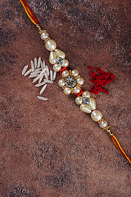 포토 JPG 해외이미지 전통 종교 문화 줄 백그라운드 밥 기념 이벤트 사람없음 장식 축제 축하 인사 악단 화려 의식 실 결합 낟알 컨테이너 인도인 손목 심볼 오브젝트 그림 기회 예배 언니 남동생 손목보호대 힌두교 유대감 해외202004 해외포토 외국인 산업 음악 음식 컨셉 가족 동양인 신체부위 예절 자매 동생 파일형식 이미지허브