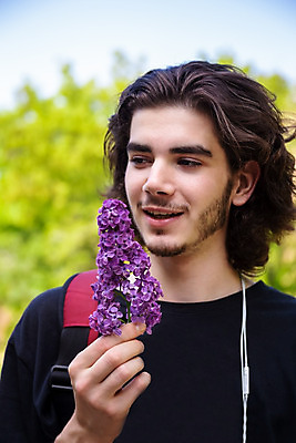 포토 JPG 해외이미지 식물 응시 계절 공원 남자 꽃잎 꽃 꽃무늬 자연 갈색머리 한명 야외 가로 햇빛 정원 보라색 봄 벚꽃 나뭇가지 신선 소프트포커스 관목 향기 냄새 향 라일락 해외202004 해외포토 나무 1 헤어스타일 시선 공공시설 컬러 무늬 촬영기법 사람 태양 생태계 파일형식 이미지허브