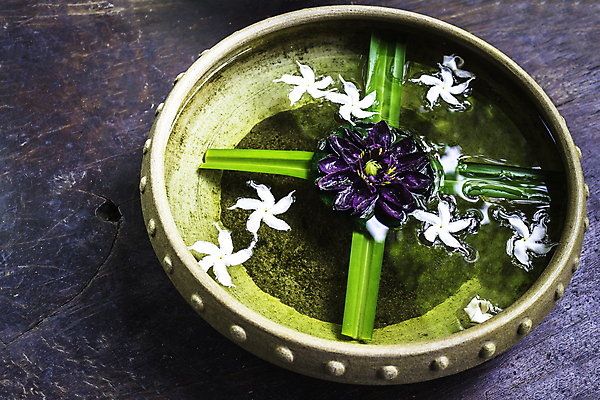 포토 JPG 해외이미지 꽃잎 선 백그라운드 추상 휴식 건강 사람없음 목재 장식 물 스파 벚꽃 대접 사발 붓기 손톱관리 명상 에코 아로마 향 아로마테라피 테라피 돌봄 에센스 카피스페이스 안락 해외202004 해외포토 자연요소 나무 꽃 컨셉 무늬 재료 모션 뷰티 환경 화장품 공백 사기그릇 네일아트 파일형식 이미지허브