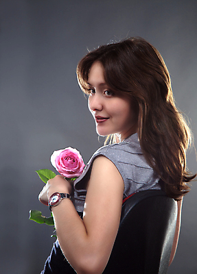 포토 JPG 해외이미지 백인 모델 1 응시 여자 꽃 행복 얼굴 분홍색 백그라운드 건강 한명 미소 사람 앉기 장미 유행 흰색 표현 신선 달콤 피부 입술 피부관리 결백 해외202004 해외포토 서양인 식물 시선 감정 컬러 모션 표정 신체부위 뷰티 맛 파일형식 이미지허브