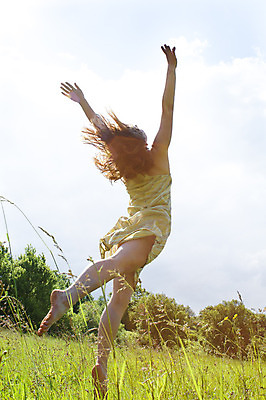 포토 JPG 해외이미지 백인 라이프스타일 드레스 여자 행복 로우앵글 밭 장난 모션 포옹 팔벌리기 함께함 건강 한명 사람 야외 여름 햇빛 태양 점프 활발 기쁨 에너지 자유 올려보기 흥분 긍정 해외202004 해외포토 자연요소 서양인 1 옷 계절 감정 뷰포인트 컨셉 농업 안기 생활 파일형식 이미지허브