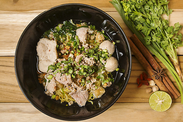 포토 JPG 해외이미지 접시 아시아 음식 채소 젓가락 태국 밥 양파 새우 요리 동양인 사람없음 목재 가로 빨간색 초록색 갈색 식당 식사 저녁식사 중국 당근 튀김 흰색 신선 정상 레몬 해산물 대나무 국수 라임 후추 패드 점심식사 해외202004 해외포토 나무 식기 나라 컬러 과일 재료 뿌리채소 수저 갑각류 인종 상점 면류 향신료 파일형식 이미지허브