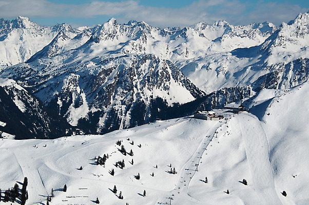 포토 JPG 해외이미지 라이프스타일 유럽 스포츠 여행 겨울 자연 하늘 휴가 스키 산 파노라마 풍경 경사 사람없음 야외 파란색 햇빛 평화 맑음 냉동 얼음 침묵 하이킹 추위 흰색 스노우보드 오스트리아 정상 가루 고도 휴양지 알프스 암초 절정 눈내림 해외202004 해외포토 자연요소 계절 나라 컬러 컨셉 레저 날씨 겨울스포츠 눈_날씨 촬영기법 생활 태양 소리 장소 보드_스포츠 생태계 파일형식 이미지허브