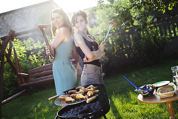 포토 JPG 해외이미지 주간 라이프스타일 여자 행복 집게 육류 요리 서기 들기 사람 상반신 야외 두명 햇빛 팔짱 정원 등맞대기 소시지 꼬챙이 꼬치 그릴 바비큐 굽기 원형탁자 성인여자만 해외202004 해외포토 자연요소 감정 음식 식재료 모션 탁자 주방용품 생활 태양 가공식품 구이 여자만 성인만 파일형식 이미지허브