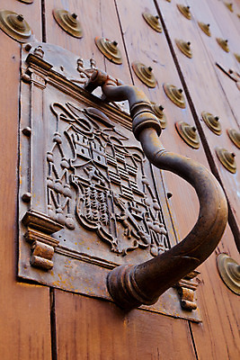 포토 JPG 해외이미지 외관 건축양식 주택 손잡이 사람 사람없음 야외 목재 장식 문 금속 금지 수확 골동품 화려 묘사 보안 대문 문고리 청동 노크 놋쇠 옛날 해외202004 해외포토 나무 건축 컨셉 농업 재료 재질 안전 건물 파일형식 이미지허브