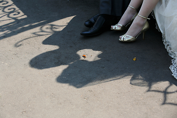 포토 JPG 해외이미지 드레스 결혼 신발 신체 부분 친절 키스 부츠 그림자 사랑 사람없음 태양 반사 하트 쌍 해외202004 해외포토 자연요소 모양 옷 감정 이벤트 애정표현 파일형식 이미지허브