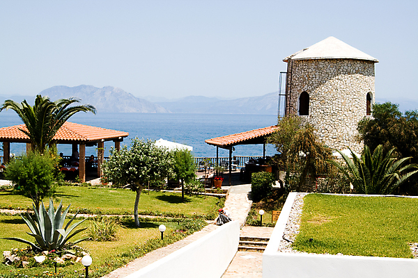 포토 JPG 해외이미지 바다 건축양식 하늘 휴가 사람없음 파란색 빛 태양 탑 정원 흰색 그리스 시골집 해외202004 해외포토 자연요소 건축물 건축 유럽 컬러 주택 파일형식 이미지허브