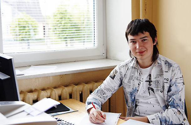 포토 JPG 해외이미지 직업 1 학생 응시 행복 인터넷 비즈니스 사업가 통신 탁자 성공 실내 한명 사람 20대 성인 컴퓨터 사무실 타이핑 최고 업무 자신감 책상 서비스 경영 해외202004 해외포토 시선 감정 가구 컨셉 청년 내부 전자제품 작업 파일형식 이미지허브