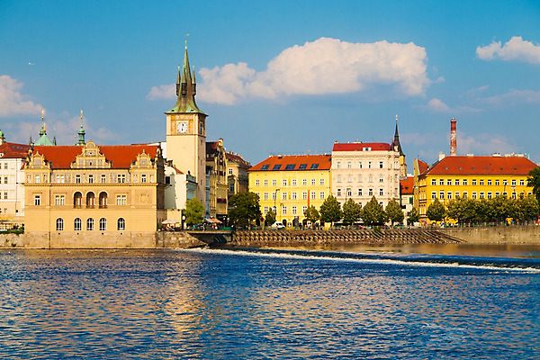 포토 JPG 해외이미지 구름 시계 여행 하늘 지붕 주택 사람없음 건물 물 여름 파란색 탑 맑음 도시 센터 중세 역사 강가 박물관 체코 프라하 구시가지 해외202004 해외포토 자연요소 건축물 계절 유럽 컬러 날씨 강 파일형식 이미지허브