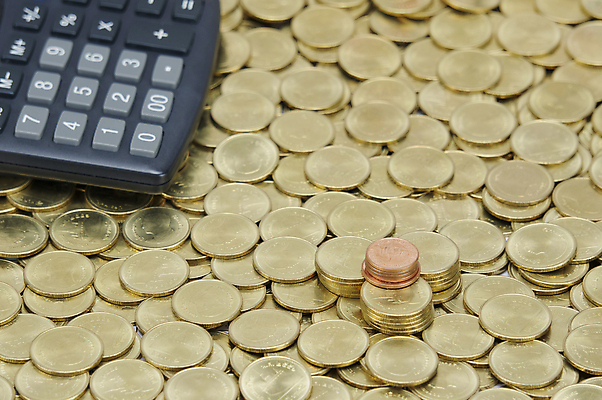 포토 JPG 해외이미지 돈 비즈니스 성공 설계 사람없음 쌓기 동전 검은색 자료 계산기 흰색 업무 황금 투자 계좌 옛날 해외202004 해외포토 컬러 컨셉 모션 문구용품 금융 장비 작업 재산 파일형식 이미지허브