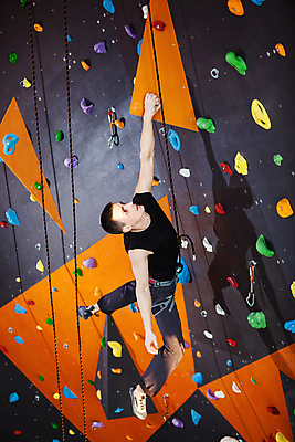 포토 JPG 해외이미지 전신 백인 남자 밧줄 실내 매달리기 한명 성인 옆모습 올려보기 잡기 인공암벽등반 클라이밍 성인남자한명만 해외202004 클라이밍선수 버티다 해외포토 서양인 1 줄 뷰포인트 모션 운동선수 사람 내부 등반 암벽등반 남자한명만 성인남자만 파일형식 이미지허브