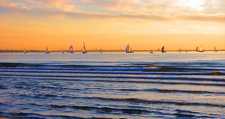 포토 JPG 해외이미지 구름 실루엣 스포츠 파도 바다 여행 요트 자연 하늘 바람 휴가 휴식 항해 풍경 사람없음 가로 물 여름 햇빛 태양 황혼 일몰 경쟁 만 크루즈 함선 장면 추적 레가타 수평선 해외202004 해외포토 자연요소 계절 컨셉 배_교통 모션 날씨 촬영기법 노을 생태계 파일형식 이미지허브