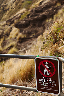 포토 JPG 해외이미지 공원 여행 자국 휴가 열대 실내 따뜻함 풍경 사람없음 내부 초록색 울타리 머리 하이킹 금지 정상 심볼 사인 보안 화산 하와이 다이아몬드 암초 분화구 멸종 하와이인 하이커 한계 해외202004 해외포토 외국인 공공시설 컬러 레저 산 안전 신체부위 담장 미국 보석 파일형식 이미지허브