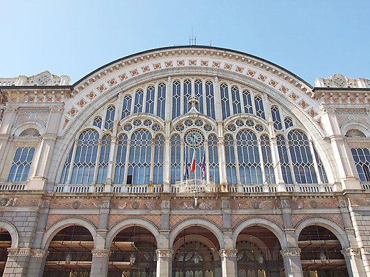 포토 JPG 해외이미지 유럽 도로 교통시설 사람없음 이탈리아 기차 역 트랙 타운 일반 덩어리 산기슭 방법 피에몬테 해외202004 해외포토 나라 길 육상교통 교통 산 대중교통 도시 시설 파일형식 이미지허브