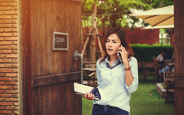 포토 JPG 해외이미지 직업 응시 여자 행복 얼굴 비즈니스 장신구 사업가 성공 휴식 간판 한명 미소 사람 야외 목재 스마트폰 라벨 판매 문 카페 잡기 업무 작업 바 비즈니스우먼 연결 서비스 상담 환영 서명 서점 전자상거래 독립 마케팅 지능 투자자 프리랜서 해외202004 해외포토 나무 1 시선 감정 컨셉 재료 모션 프레임 표정 신체부위 핸드폰 스마트기기 상점 직장인 투자 파일형식 이미지허브