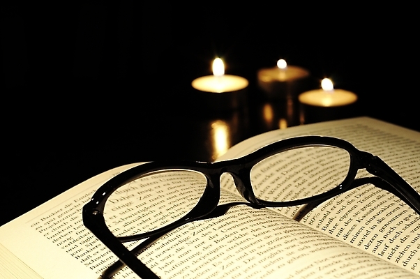 포토 JPG 해외이미지 종교 안경 텍스트 사람없음 책 빛 독서 교회 우주 검은색 수확 메시지 역사 도서관 읽기 대학교 옛날 카피스페이스 해외202004 해외포토 잡화 교육 컬러 농업 학교 종교건축 모션 건물 공백 파일형식 이미지허브