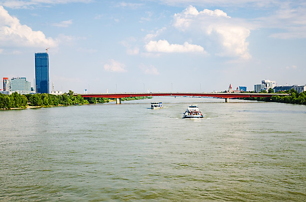 포토 JPG 해외이미지 구름 1 유럽 여행 건축양식 자연 하늘 바람 휴가 새로움 파노라마 사람 풍경 사람없음 야외 건물 물 여름 파란색 강 반사 봄 도시 점 보트 역사 비엔나 오스트리아 타일 타운 크로아티아 내추럴 다뉴브강 콘크리트 카피스페이스 해외202004 해외포토 자연요소 건축물 계절 건축 나라 컬러 컨셉 배_교통 날씨 촬영기법 공백 생태계 파일형식 이미지허브