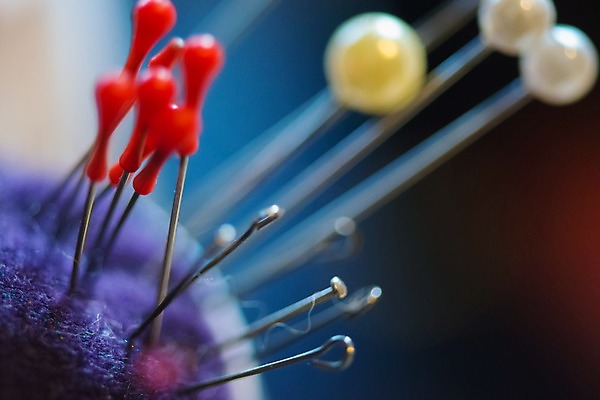 포토 JPG 해외이미지 직업 옷 쿠션 베개 주택 기술 취미 사람없음 빨간색 노란색 유행 금속 검은색 장비 흰색 공구 직물 면 그룹 변화 황금 실 수리 바느질 배열 제비꽃 오브젝트 정사각형 날카로움 실타래 자수 섬유 재단 줄서기 직진 철강 많음 해외202004 해외포토 도형 꽃 컬러 컨셉 침구 모션 재질 건물 도구 파일형식 이미지허브