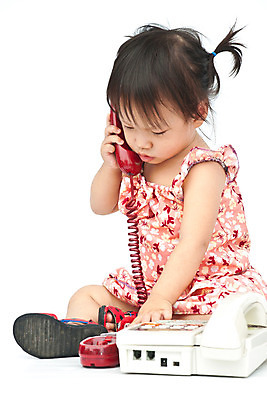 포토 JPG 해외이미지 백인 1 어린이 장난 놀이 엄마 한명 앉기 스마트폰 금발 외침 듣기 흰색 자녀 아기 잡기 고독 연결 작음 토론 전화기 가득함 호기심 바쁨 다이얼 길이 걸음마 고립 옛날 운영자 혼자 유일 해외202004 해외포토 서양인 헤어스타일 감정 컬러 컨셉 가족 모션 사람 핸드폰 스마트기기 소리 크기 파일형식 이미지허브