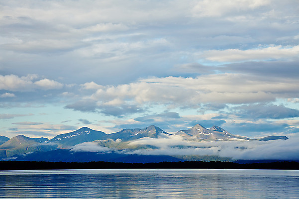 포토 JPG 해외이미지 구름 유럽 바다 자연 하늘 아침 산 노르웨이 풍경 사람없음 야외 가로 물 파란색 관광지 반사 일출 환경 어둠 침묵 황혼 고독 장면 북쪽 스칸디나비아 해외202004 해외포토 주간 자연요소 감정 나라 컬러 여행 노을 소리 일몰 방향 생태계 파일형식 이미지허브