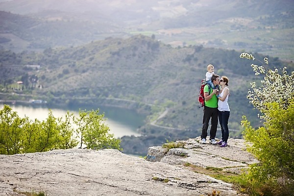 포토 JPG 해외이미지 커플 행복 아들 어린이 여행 배낭 가족 자연 엄마 키스 함께함 3 사랑 서기 풍경 세명 강 여행객 걷기 봄 트래킹 하이킹 시골 아기 스페인 아빠 가장자리 정상 언덕 업기 적재 걸음마 해외202004 해외포토 계절 감정 유럽 컨셉 가방 관계 모션 레저 사람 둘레 애정표현 생태계 파일형식 이미지허브