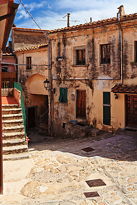 포토 JPG 해외이미지 외관 유럽 섬 여행 건축양식 하늘 거리 주택 사람없음 야외 건물 파란색 마을 이탈리아 도시 작음 지중해 아치 정사각형 좁은 타운 옛날 토스카나 해외202004 해외포토 도형 건축물 건축 나라 바다 컬러 크기 파일형식 이미지허브