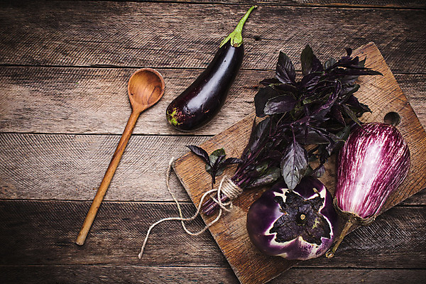 포토 JPG 해외이미지 식물 계절 음식 백그라운드 농업 다이어트 채소 재료 자연 탁자 가지 건강 요리 사람없음 목재 초록색 주방 정원 숟가락 보라색 수확 가을 시골 신선 그룹 다발 유기농 날것 바질 내추럴 숙성 채식주의자 해외202004 해외포토 나무 웰빙 산업 컬러 가구 수저 생태계 채식 파일형식 이미지허브