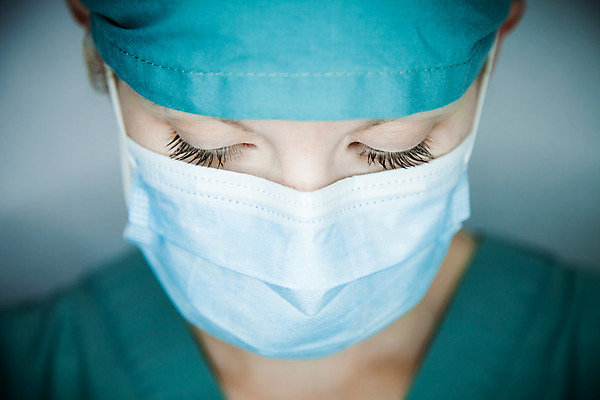 포토 JPG 해외이미지 스튜디오촬영 백인 응시 여자 얼굴 유니폼 청소년 회색배경 스트레스 표정 가면 한명 20대 성인 약 건강관리 간호사 의사 슬픔 흰색 좌절 속눈썹 흰배경 외과 돌봄 우울증 내려보기 해외202004 해외포토 서양인 1 시선 옷 감정 컬러 백그라운드 컨셉 의학 모션 실내 건강 병원 관리 사람 청년 신체부위 회색 의료진 질병 눈썹 파일형식 이미지허브