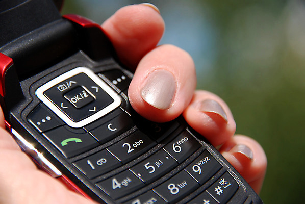 포토 JPG 해외이미지 손 비즈니스 통신 손가락 버튼 열쇠 모바일 세포 말하기 대화 사람없음 야외 전자제품 스마트폰 사무실 숫자 정보 작업 네트워크 메시지 연결 손톱 무선전화기 전화기 전자 언론 부름 다이얼 목소리 그만 단절 문자메시지 키패드 네트워킹 해외202004 해외포토 문자 모션 신체부위 핸드폰 스마트기기 파일형식 이미지허브