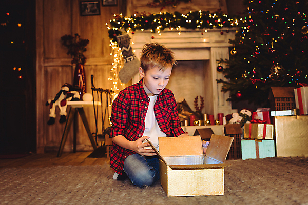 포토 JPG 해외이미지 전통 디자인 계절 남자 행복 어린이 백그라운드 크리스마스 휴가 새해 표정 선물 한명 사람 소년 가로 쌓기 축제 기쁨 인사 벽난로 크리스마스이브 표현성 해외202004 해외포토 1 기념일 감정 모션 예절 파일형식 이미지허브