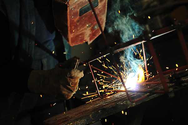 포토 JPG 해외이미지 남자 실내 한명 들기 상반신 성인 옆모습 빛 업무 연기 불똥 용접 용접공 용접기 용접마스크 철강 성인남자한명만 해외202004 해외포토 직업 1 뷰포인트 모션 마스크 사람 내부 작업 남자한명만 성인남자만 파일형식 이미지허브