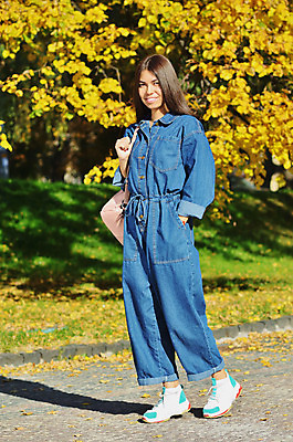 포토 JPG 해외이미지 나무 학생 라이프스타일 계절 공원 여자 교육 행복 분홍색 잎 배낭 학교 자연 휴가 갈색머리 한명 미소 사람 동양인 성인 야외 노란색 산책 가을 청바지 황금 대학교 해외202004 해외포토 식물 1 헤어스타일 공공시설 감정 컬러 가방 바지 휴식 표정 인종 생활 생태계 파일형식 이미지허브