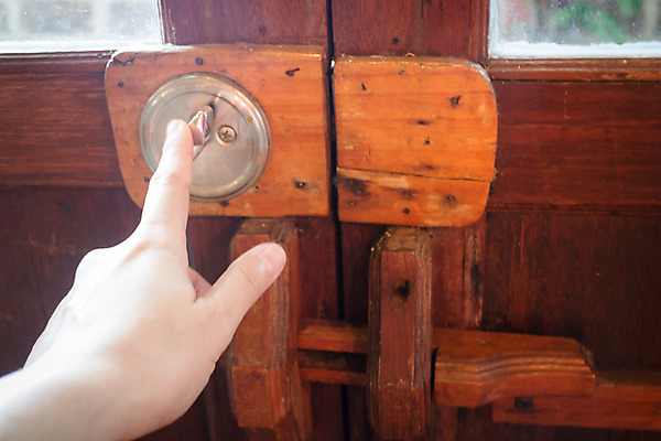 포토 JPG 해외이미지 전통 손 디자인 건축양식 주택 손잡이 미술 사람없음 건물 목재 장식 문 금속 수확 골동품 오픈 화려 중세 재산 황금 클래식 닫기 철 심볼 묘사 복고 잠금 보안 대문 문고리 노크 옛날 스타일 해외202004 해외포토 나무 건축물 건축 컨셉 농업 재료 모션 재질 문화예술 안전 신체부위 금융 역사 파일형식 이미지허브