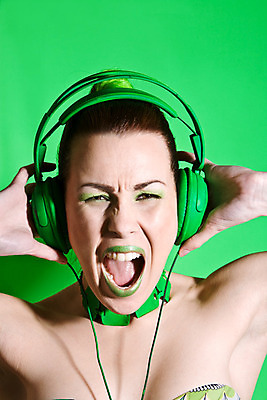 포토 JPG 해외이미지 백인 라이프스타일 여자 얼굴 음악 이어폰 노래 갈색머리 한명 사람 성인 초록색 전자제품 컬러풀 헤드폰 소리 외침 활발 듣기 분노 표현 도시 집중 오디오 비명 해외202004 해외포토 서양인 1 헤어스타일 감정 컬러 음향기기 컨셉 모션 문화예술 생활 신체부위 파일형식 이미지허브