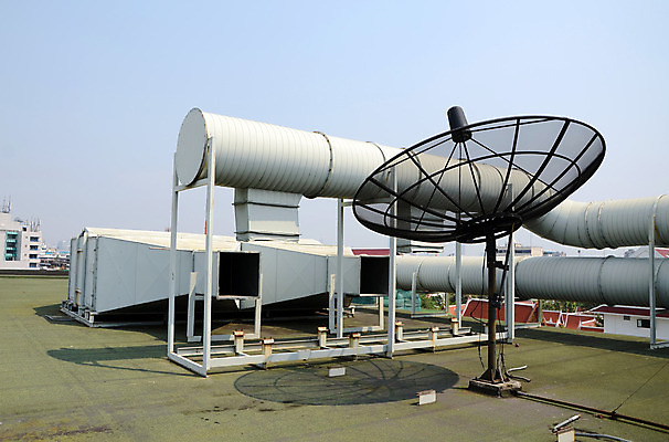 포토 JPG 해외이미지 접시 산업 인터넷 통신 지붕 안테나 사람없음 야외 건물 스마트폰 우주 금속 디지털 텔레비전 자료 힘 기계 장비 흐름 에너지 인공위성 추위 뜨거움 네트워크 수리 접속 큼 시원함 무선전화기 전화기 수화기 라디오 신호 상업 전자 방송 전염 시스템 공학 전송 냉각기 제어 채널 셀룰러 안락 해외202004 해외포토 식기 건축물 교육 컨셉 재질 전자제품 핸드폰 스마트기기 질병 크기 감염 파일형식 이미지허브