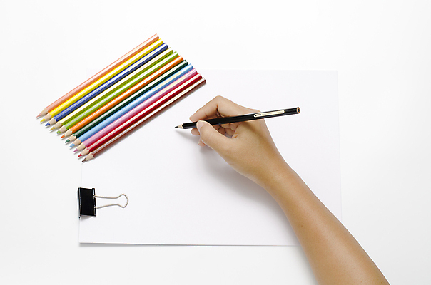 포토 JPG 해외이미지 손 종이 색연필 실내 들기 신체부위 그리기 서류집게 해외202004 해외포토 모션 학용품 집게 사람 내부 파일형식 이미지허브