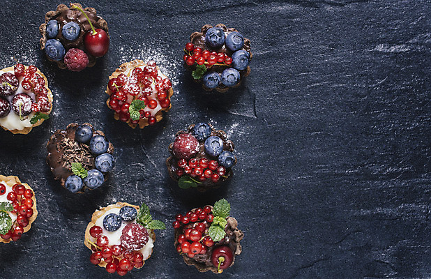 포토 JPG 해외이미지 디저트 실내 사람없음 하이앵글 블루베리 과일타르트 레드커런트 타르트 남색배경 해외202004 해외포토 열매 음식 빵 뷰포인트 백그라운드 과일 내부 남색 파이_빵 파일형식 이미지허브