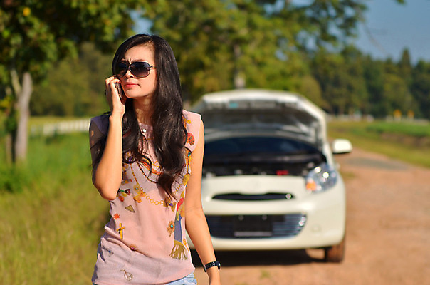 포토 JPG 해외이미지 여자 도로 여행 교통시설 자동차 모바일 한명 성인 야외 스마트폰 긴급 기다림 운전사 수리 사건 고장 전화기 부름 문제 엔진 보험 모터 길가 자동 지원 트러블 헬프 해외202004 해외포토 직업 1 길 육상교통 교통 모션 사람 핸드폰 스마트기기 도움 시설 파일형식 이미지허브