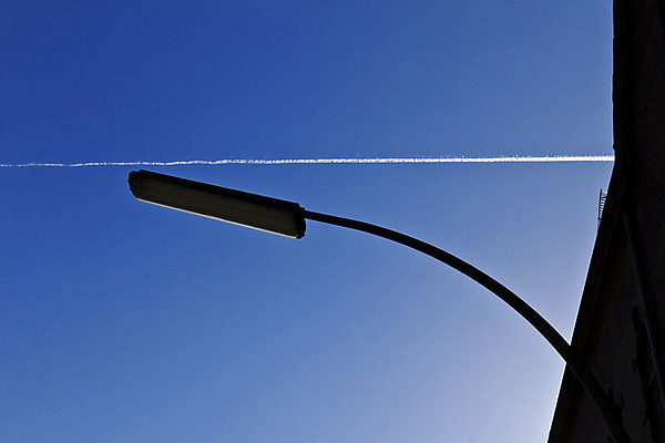 포토 JPG 해외이미지 구름 실루엣 산업 도로 가로등 건축양식 교통시설 자국 자동차 하늘 거리 비행기 그림자 사람없음 파란색 빛 태양 환경 검은색 일몰 장비 에너지 물방울 램프 도시 연료 빛망울 해외202004 해외포토 자연요소 공공시설 건축 길 육상교통 컬러 교통 항공교통 조명 대중교통 촬영기법 노을 시설 파일형식 이미지허브