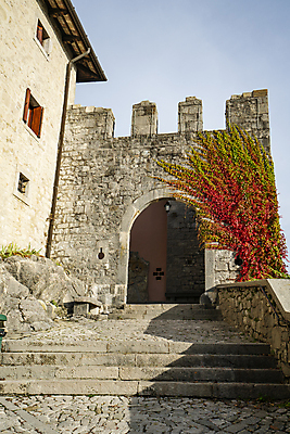 포토 JPG 해외이미지 종교 도로 겨울 건축양식 하늘 산 파노라마 풍경 사람없음 건물 가로 물 파란색 빛 교회 봄 이탈리아 추위 종 바위 중세 악마 땅 언덕 베네치아 신성 타운 수도원 보호구역 순례 옛날 회랑 해외202004 해외포토 자연요소 건축물 계절 건축 유럽 길 컬러 종교건축 교통시설 촬영기법 돌_바위 도시 복도 역사 구역 파일형식 이미지허브