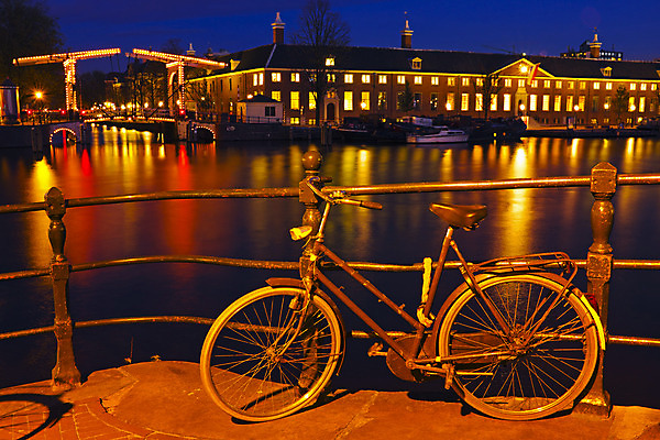 포토 JPG 해외이미지 건축양식 교통시설 주택 사람없음 야외 물 강 자전거 황혼 일몰 새벽 도시 보트 네덜란드 운하 타운 암스테르담 해외202004 해외포토 자연요소 건축 유럽 교통 배_교통 건물 노을 바이크 시설 파일형식 이미지허브