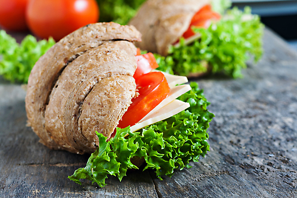 포토 JPG 해외이미지 토마토 채소 치즈 실내 사람없음 아웃포커스 크루아상 나무배경 해외202004 크루아상샌드위치 해외포토 빵 백그라운드 유제품 촬영기법 샌드위치 내부 파일형식 이미지허브