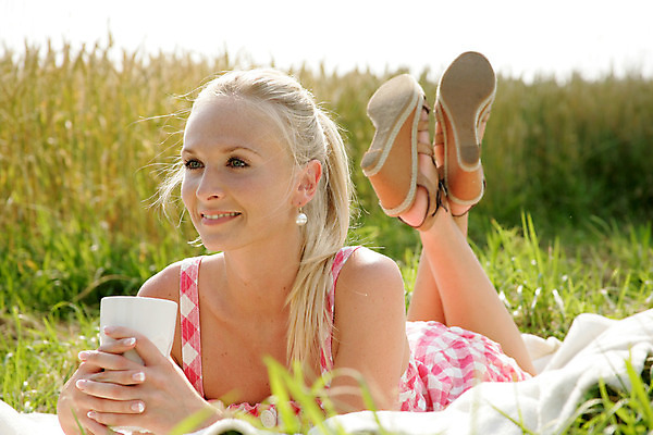 포토 JPG 해외이미지 드레스 커피 음료 여행 밭 자연 유리 휴가 휴식 한명 웃음 잔디 컵 금발 태양 소풍 봄 기쁨 담요 단절 라떼 해외202004 해외포토 자연요소 식물 1 헤어스타일 식기 옷 계절 감정 컨셉 농업 재질 표정 사람 야외활동 생태계 파일형식 이미지허브