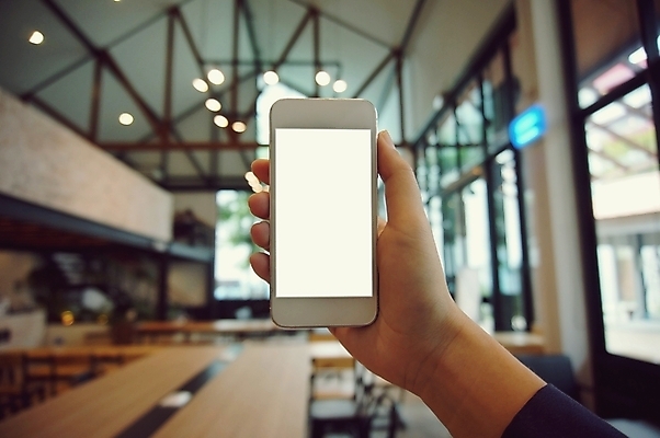 포토 JPG 해외이미지 손 실내 들기 아웃포커스 신체부위 스마트폰 목업 해외202004 해외포토 모션 촬영기법 사람 내부 핸드폰 스마트기기 파일형식 이미지허브