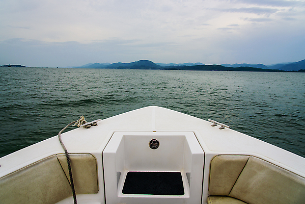 포토 JPG 해외이미지 구름 라이프스타일 아시아 바다 여행 백그라운드 태국 자연 하늘 휴가 산 풍경 사람없음 초록색 물 여름 파란색 강 흰색 보트 해외202004 해외포토 자연요소 계절 나라 컬러 배_교통 생활 생태계 파일형식 이미지허브