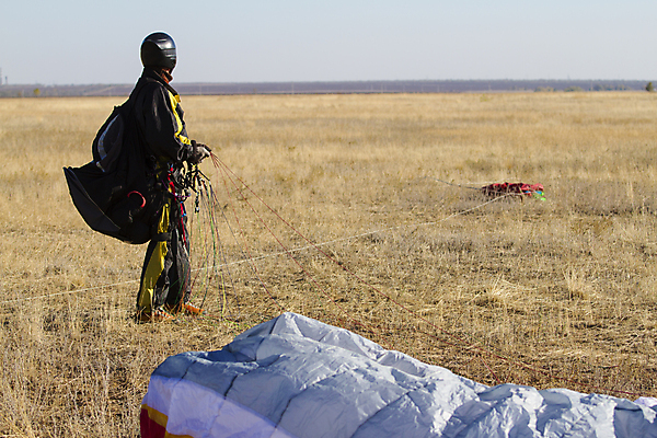 포토 JPG 해외이미지 주간 전신 남자 한명 서기 사람 성인 야외 옆모습 비행 낙하산 패러글라이딩 글라이더 성인남자한명만 해외202004 해외포토 자연요소 1 스포츠 뷰포인트 모션 남자한명만 성인남자만 파일형식 이미지허브