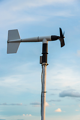 포토 JPG 해외이미지 구름 백그라운드 하늘 바람 날씨 화살 사람없음 야외 파란색 우주 검은색 장비 공구 가리킴 방향 측정 속도 전자 남쪽 오리엔테이션 해외202004 해외포토 자연요소 컬러 손짓 도구 파일형식 이미지허브