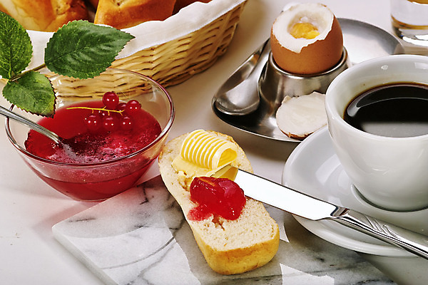 포토 JPG 해외이미지 커피 유리 사람없음 컵 바구니 계란 벚꽃 칼 아침식사 오렌지주스 잼 젤리 버터 건포도 해외202004 해외포토 식기 꽃 음료 재질 포도 디저트 알 식사 소스_음식 과일주스 건과일 파일형식 이미지허브